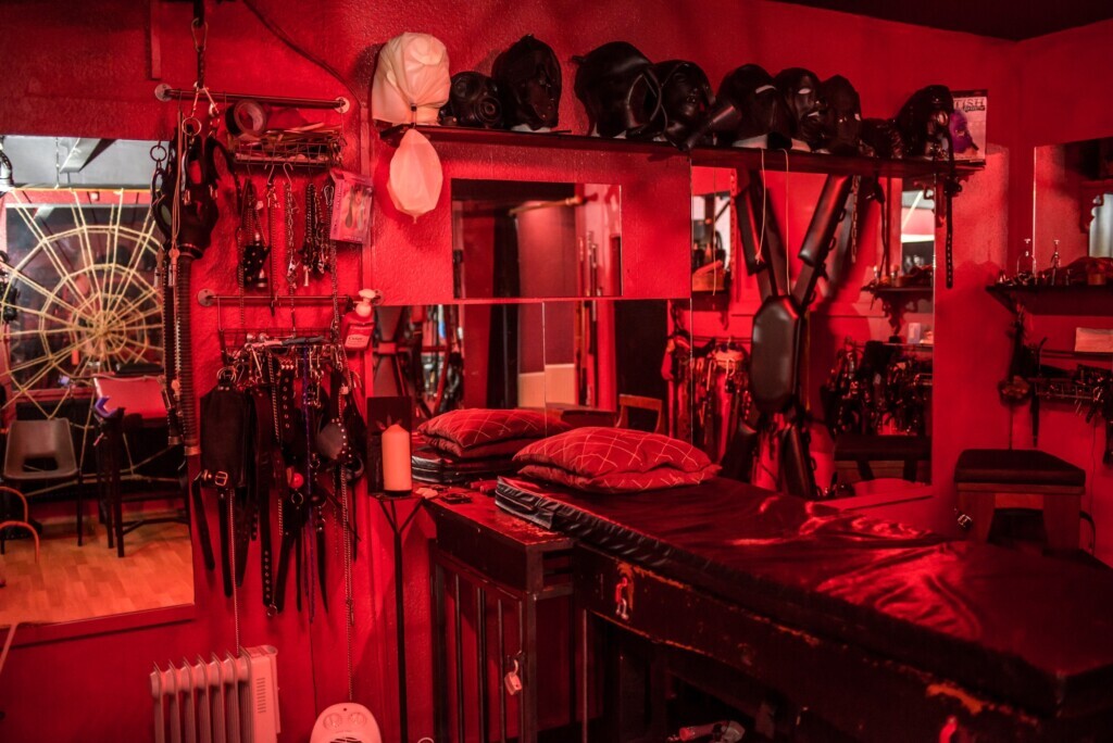 A picture of Mistress Elliana of Manchester dungeon showing a BDSM scene ready for use.